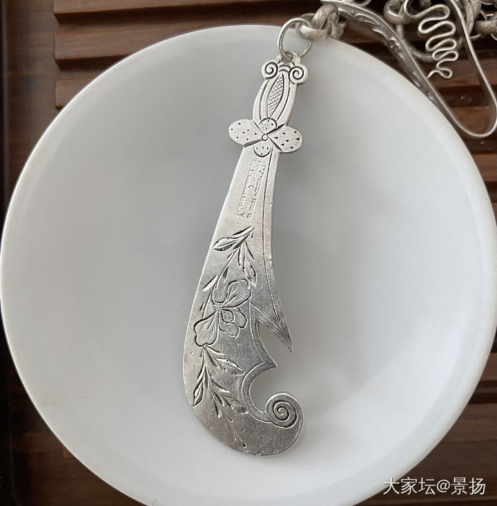两条斜刻，两种风格。_银