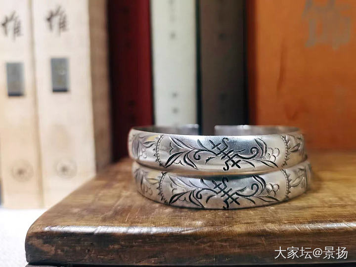 两条斜刻，两种风格。_银