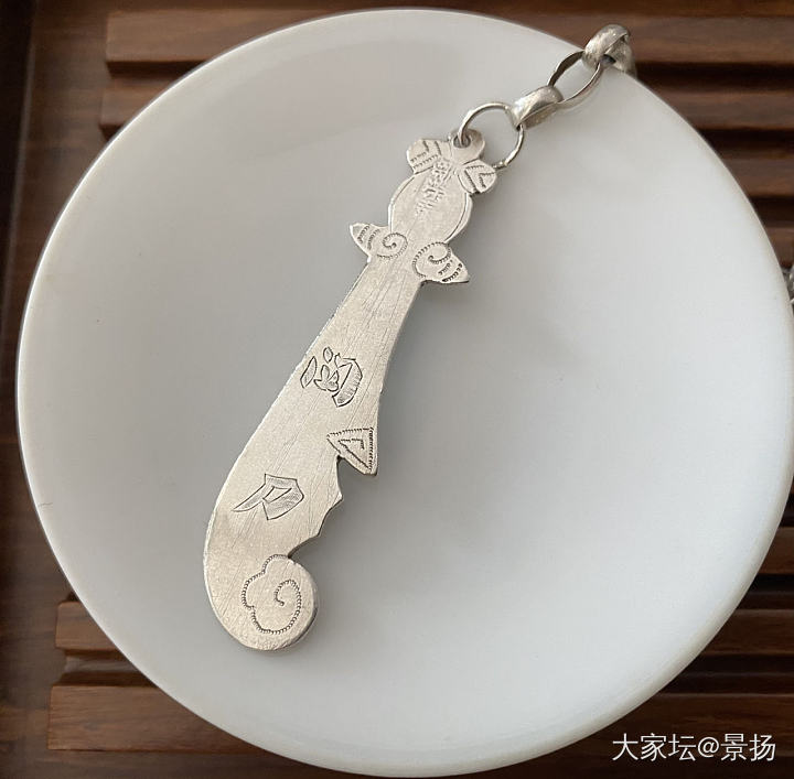 两条斜刻，两种风格。_银