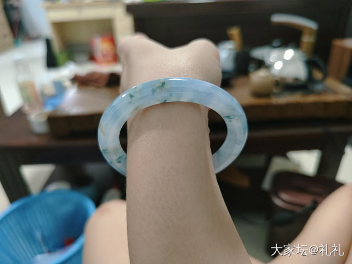 趁周未亲去平洲把它接回来，超喜欢这种紫底胶润种老又有水头的飘花躅，零星黄翡点缀，..._手镯翡翠