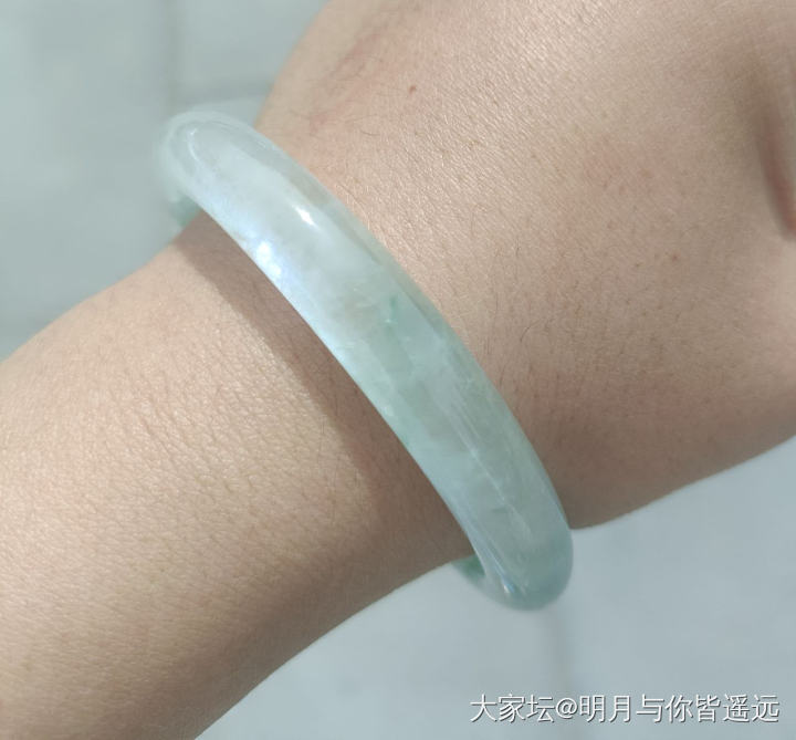 我宣布我那被众人质疑的镯子，今天下午就要出结果了，那么她是A是B有人提前过来猜一_翡翠