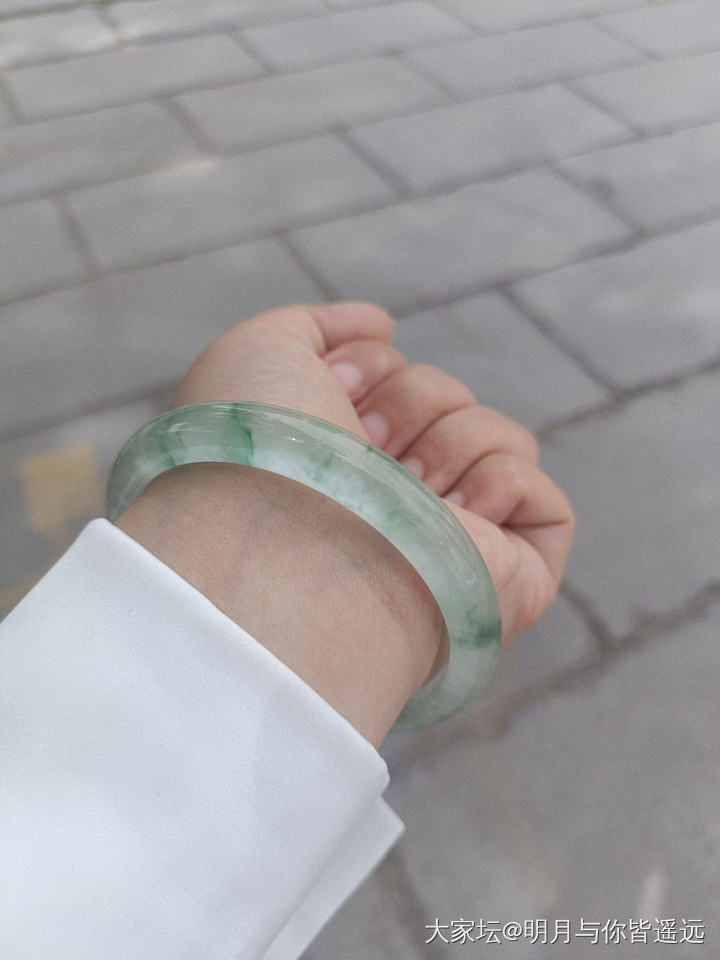 我宣布我那被众人质疑的镯子，今天下午就要出结果了，那么她是A是B有人提前过来猜一_翡翠