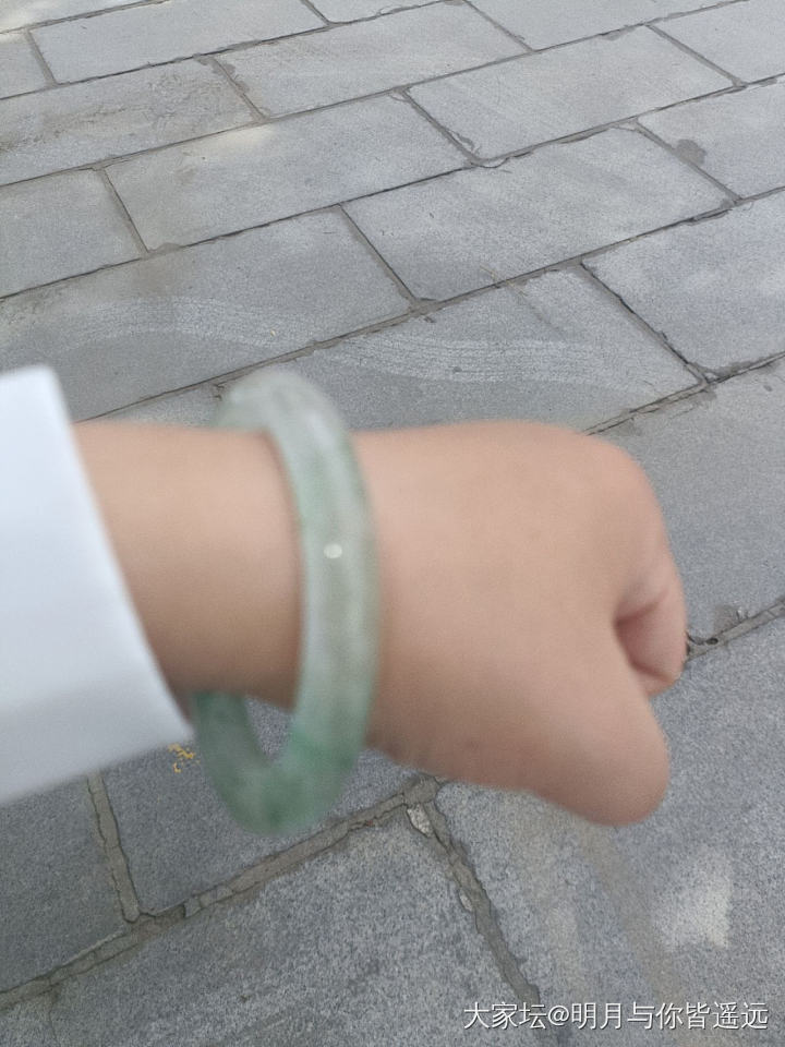我宣布我那被众人质疑的镯子，今天下午就要出结果了，那么她是A是B有人提前过来猜一_翡翠