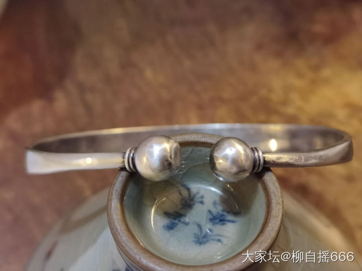 一支历经岁月沧桑的老银花鸟镯❤️_银