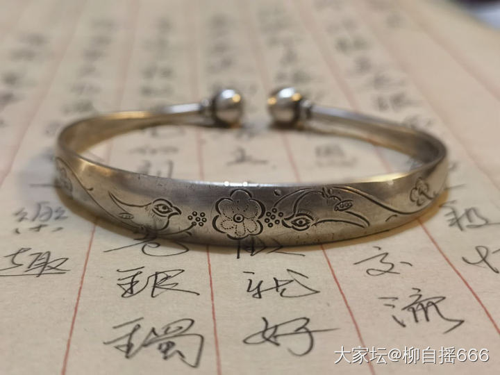 一支历经岁月沧桑的老银花鸟镯❤️_银