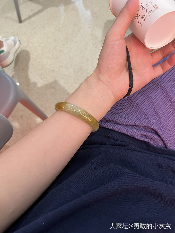 你们有没有一会嫌弃一会又喜欢，放在那想出，真要出又有点不舍得的东西？我是这条镯子_和田玉