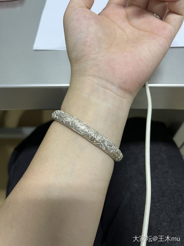 左右手各戴一个单钻戒指会不会有点怪_戒指钻石