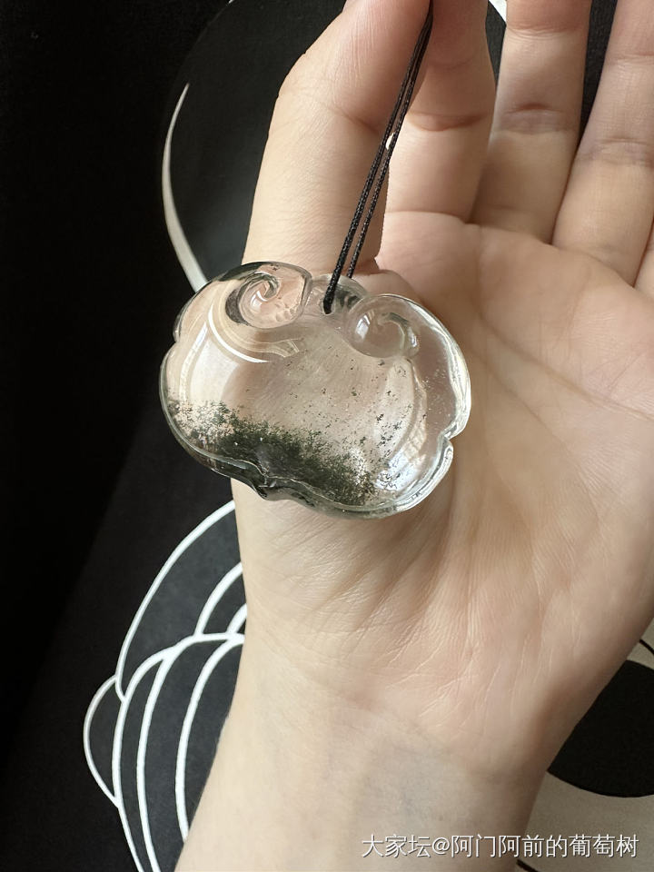 姐妹们再看看这个绿幽灵平安锁能值多少呢_水晶