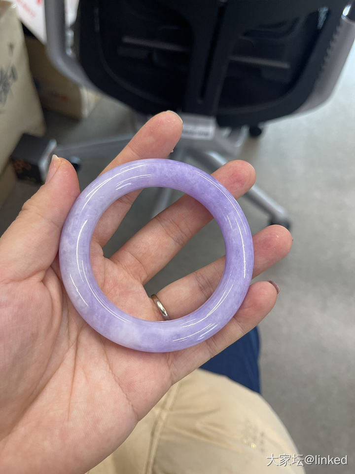 求助～请问大家这个翡翠手镯5万多值吗？_手镯翡翠