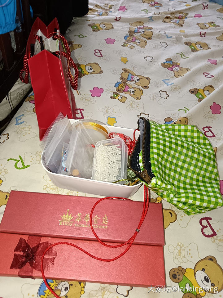 自己做的手绳等

最近学做的。就没几个金珠子，其他都是沙金。攒点珠子继续准备

..._编绳