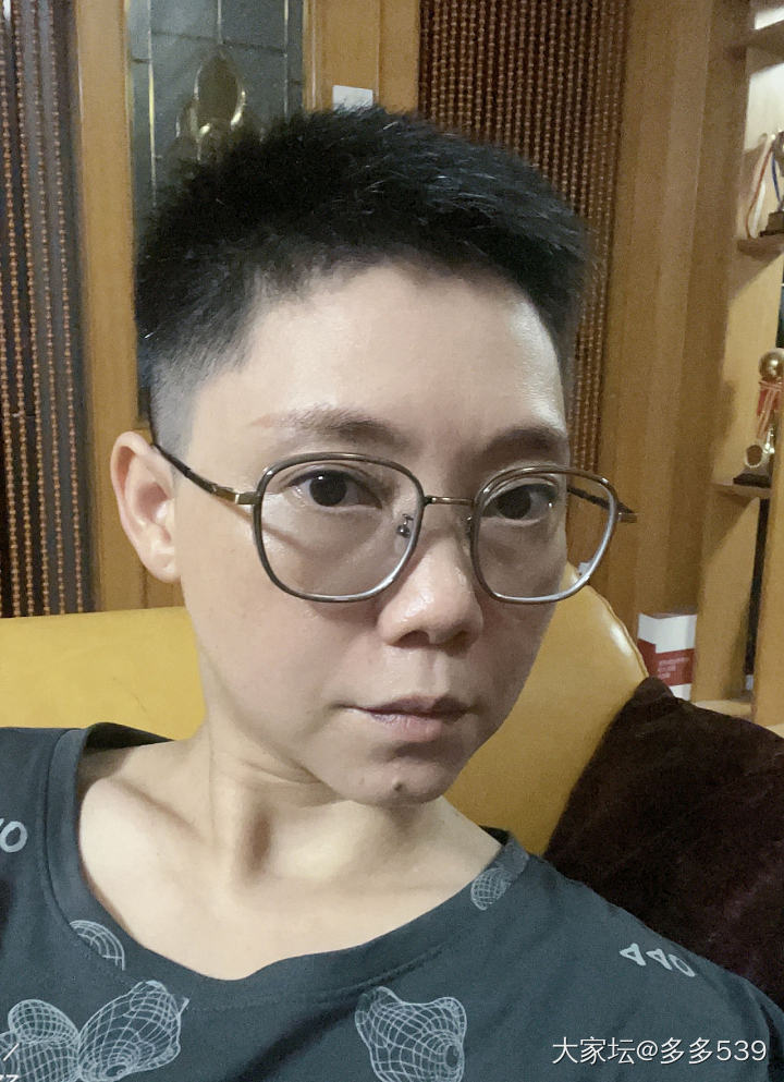 头发剪了，旗袍和裙子穿不了了，戒指也换一枚戴_戒指金