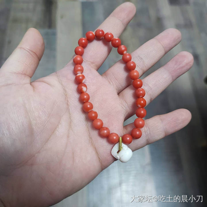 某书图，想问下这个品相的圆珠手串大约多少钱？这是什么色？哪还能买？_珊瑚