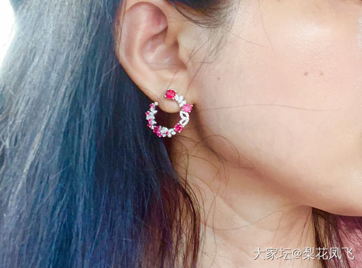 耳环其实也是大的好看_彩色宝石