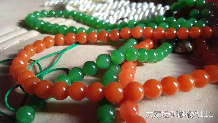 南红冰粉会不会成为南红中的苹果绿，一飞冲天？各种背景色彩不同顶级悬案高度还原！～_珠串南红