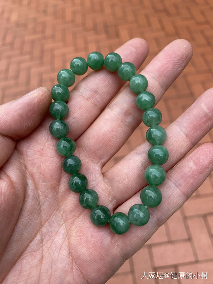 同一个绿串，不同的自然光呈现就不一样。_珠串翡翠