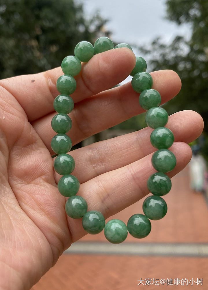 同一个绿串，不同的自然光呈现就不一样。_珠串翡翠