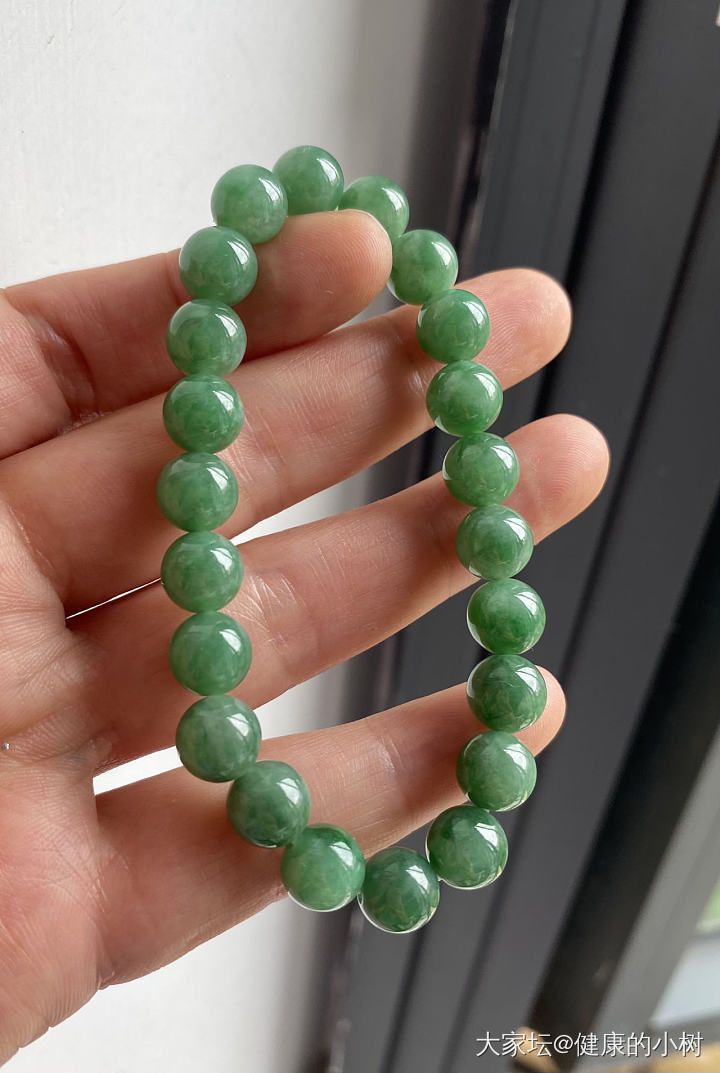 同一个绿串，不同的自然光呈现就不一样。_珠串翡翠