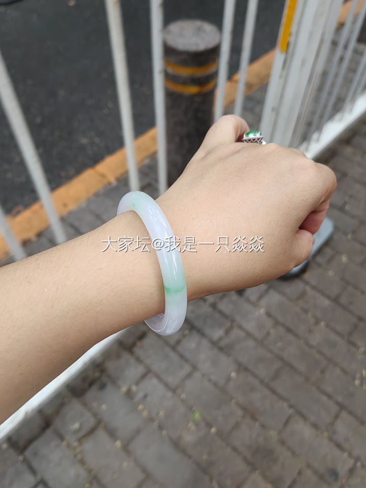买这个镯子的时候，煜桐姐和我说，可以短暂性毕业了。_翡翠