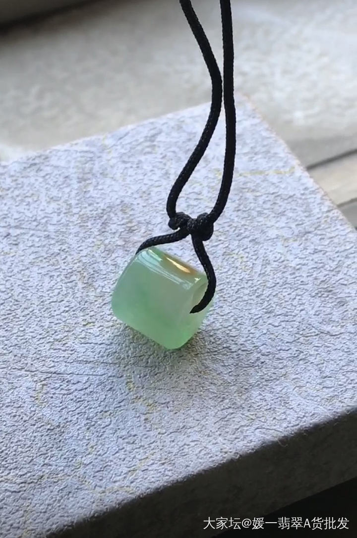 独龙玉多宝串好像比较少_翡翠
