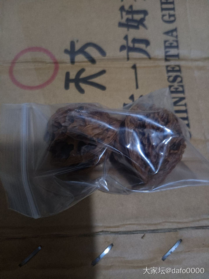 现在科技发达到再也不用等快递小哥了。
昨天搞了一对两棱的核桃送坛友，
出门直接放...