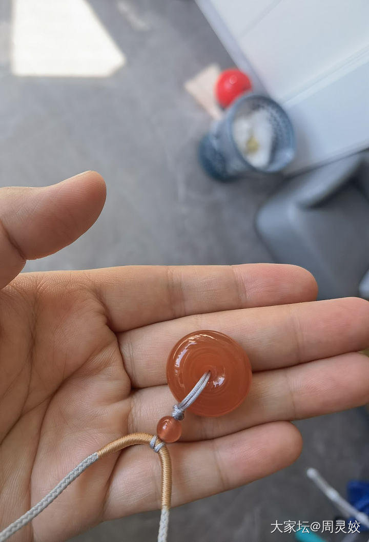 周四从翠儿收的南红平安扣_南红