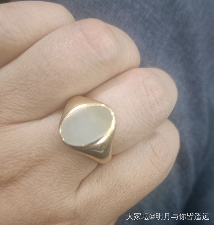坛友姐那儿收的半年多了，想起来戴一下，圈口合适真是不容易，镯子要是不留皮多好😁_手饰和田玉