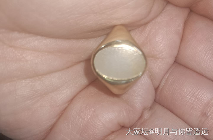 坛友姐那儿收的半年多了，想起来戴一下，圈口合适真是不容易，镯子要是不留皮多好😁_手饰和田玉