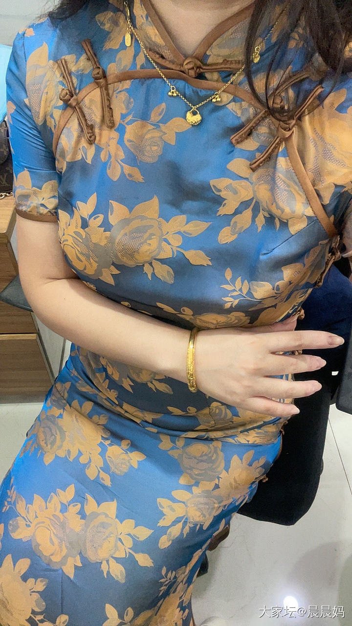 替你们试过了，5件桑蚕丝旗袍这件最好看_穿搭