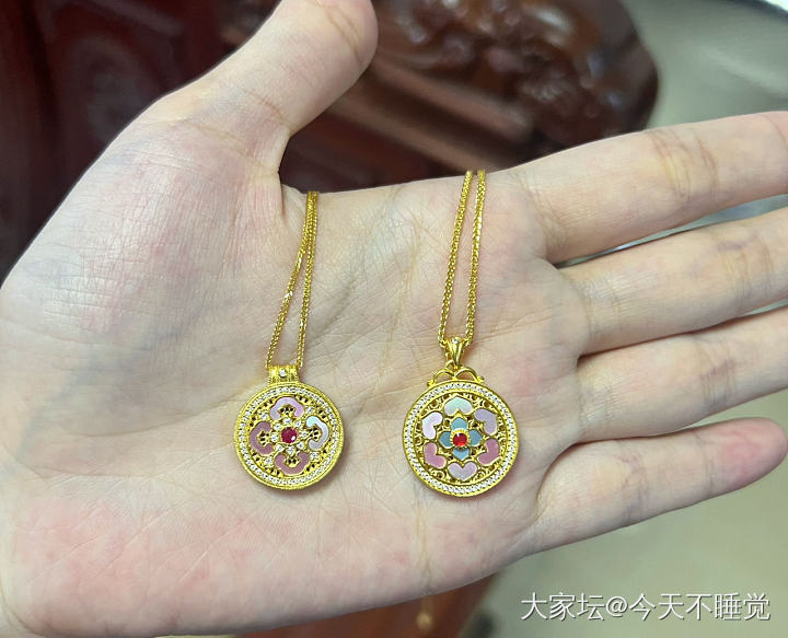 前两天用点淘券买的两个吊坠终于到了_吊坠金