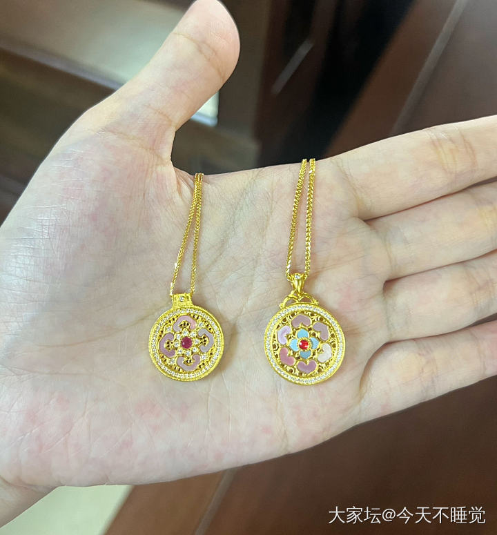 前两天用点淘券买的两个吊坠终于到了_吊坠金