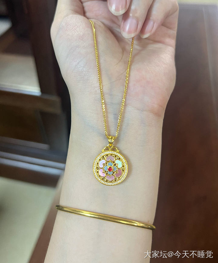 前两天用点淘券买的两个吊坠终于到了_吊坠金