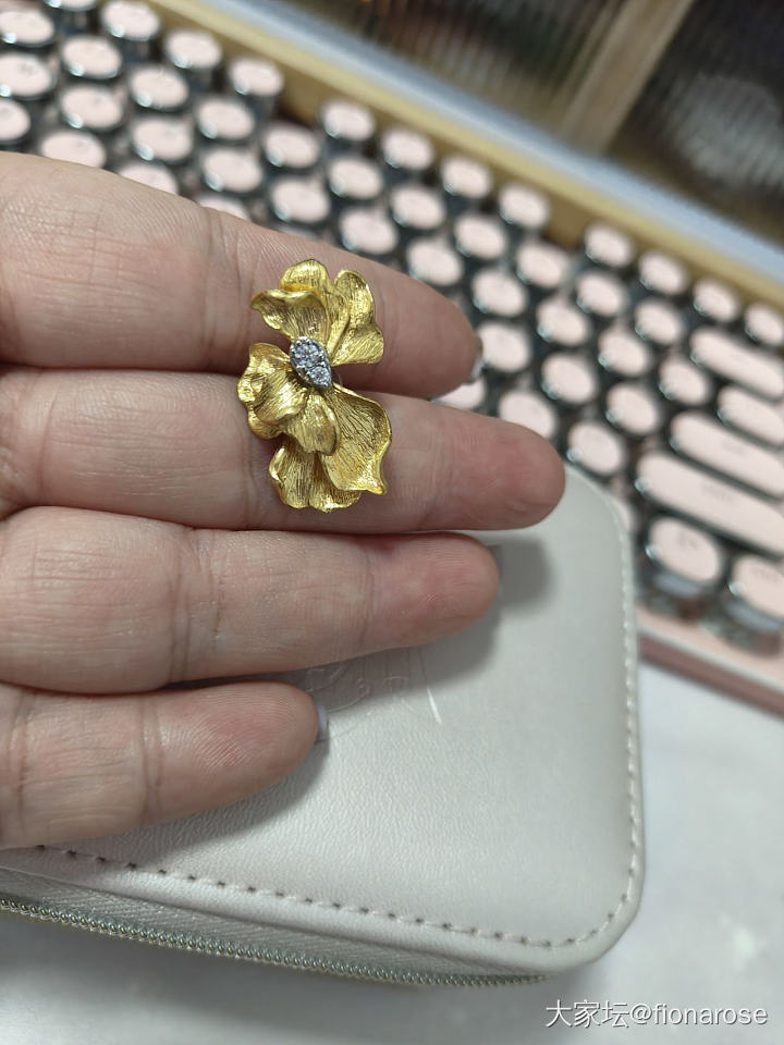 沉甸甸的一对耳钉_耳钉金