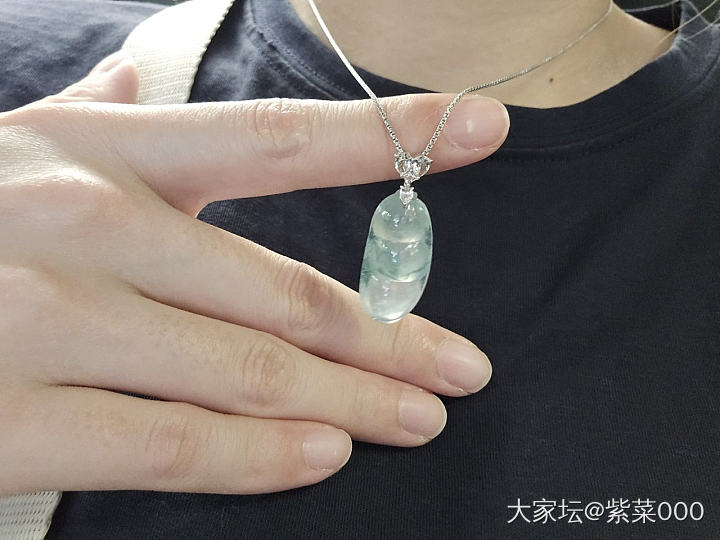 水灵灵的豆子_吊坠翡翠