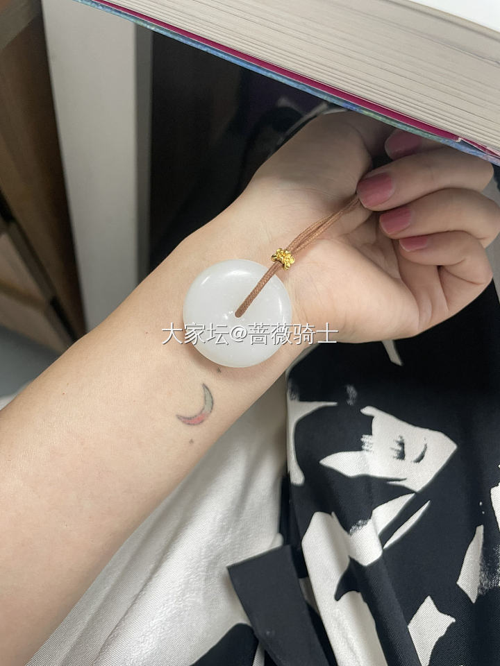 闲置百位数的两个扣子_集散地和田玉