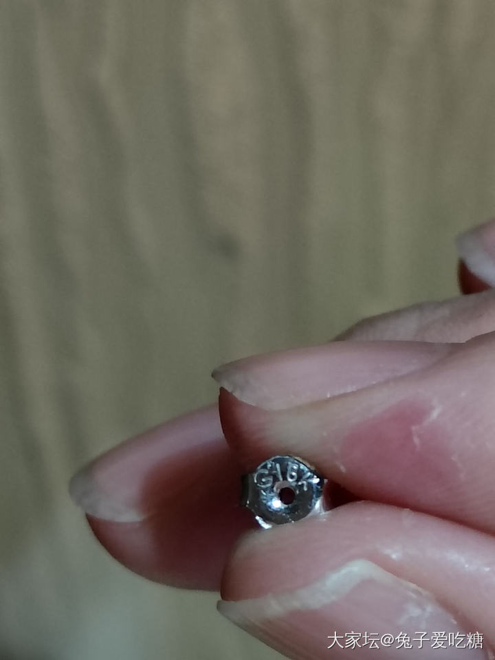 百搭的两对钻石耳钉_钻石