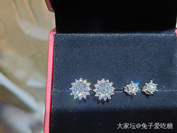 百搭的两对钻石耳钉_钻石