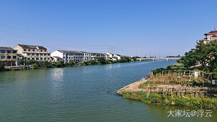 走在乡间的小路上，水泥地面烫脚。_旅游