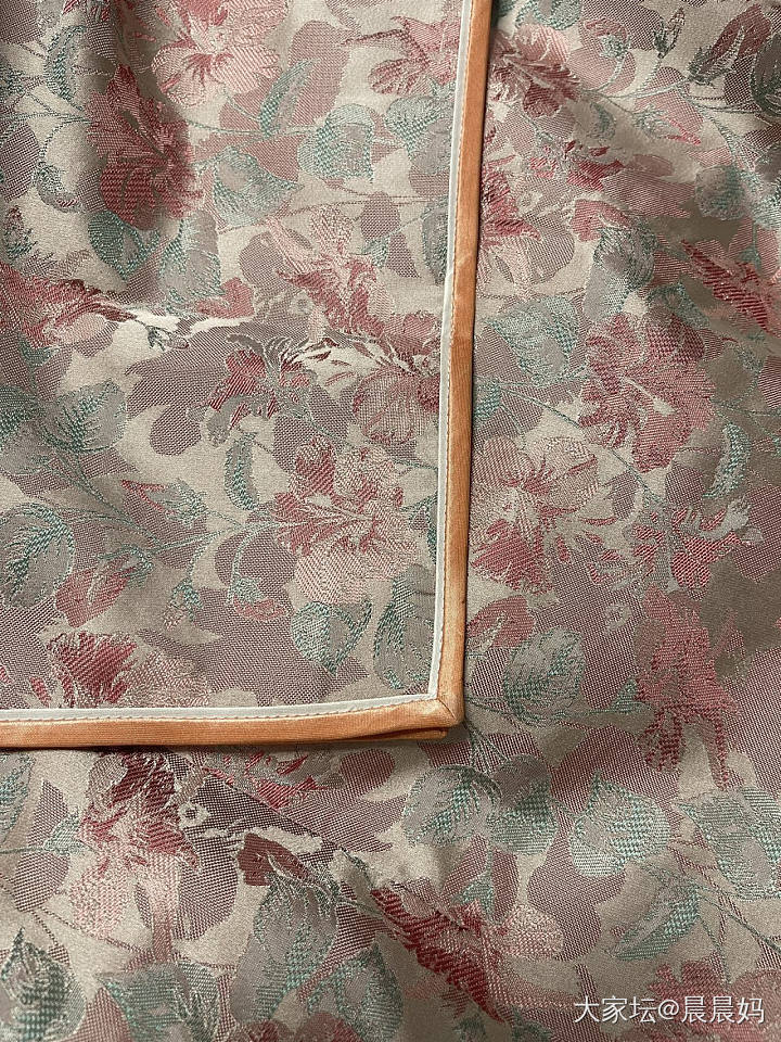 买的几件宋锦旗袍，最后留下了竹叶_穿搭