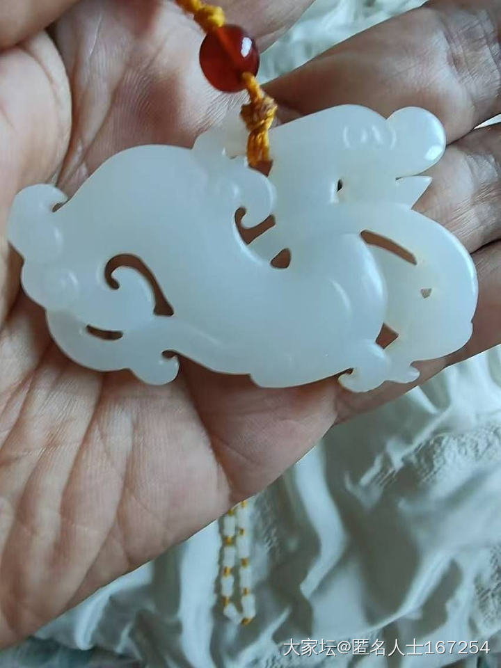 姐妹，帮忙看下这个是和田白玉吗？一千值吗？谢谢了😊 。_和田玉