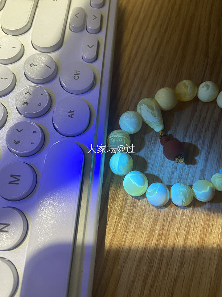 补胶在蜜蜡里很常见了么_琥珀蜜蜡