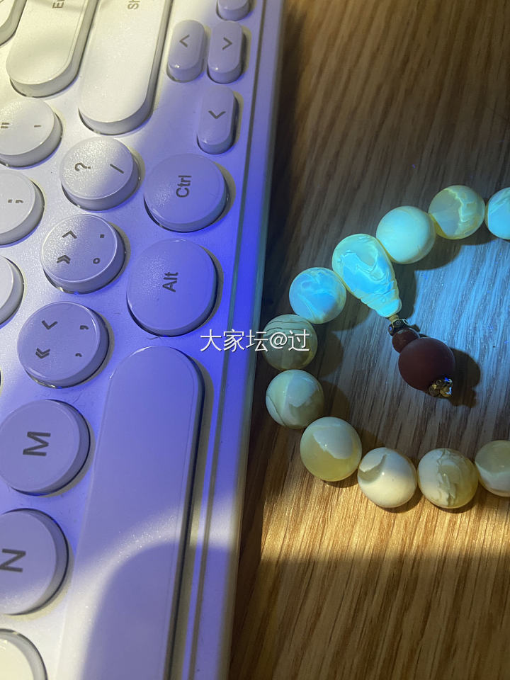 补胶在蜜蜡里很常见了么_琥珀蜜蜡