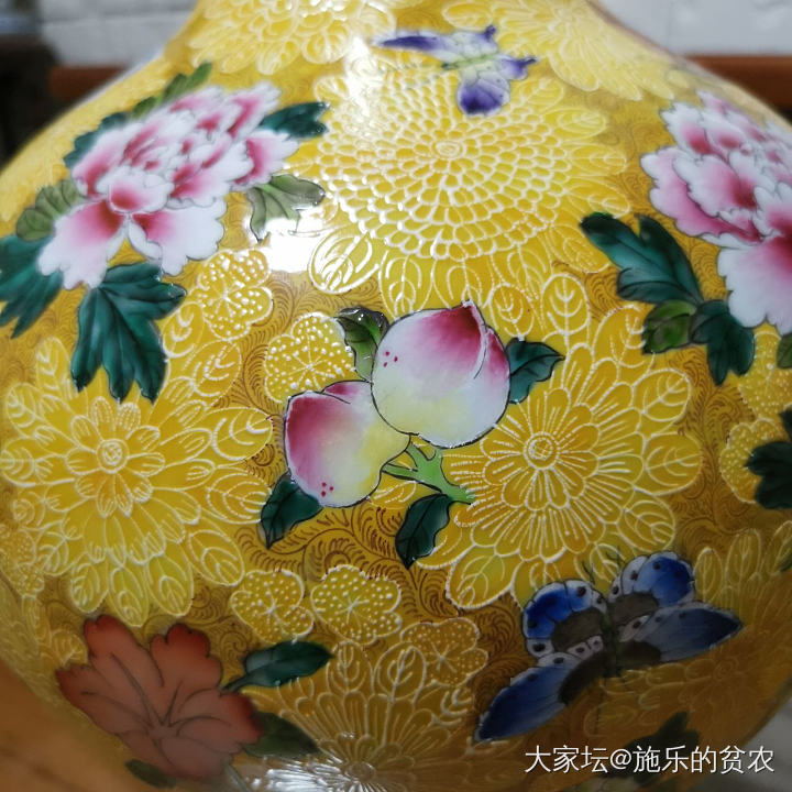 清乾隆，黄釉白花地粉彩折枝百花果蝴蝶纹球瓶_收藏