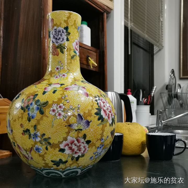 清乾隆，黄釉白花地粉彩折枝百花果蝴蝶纹球瓶_收藏