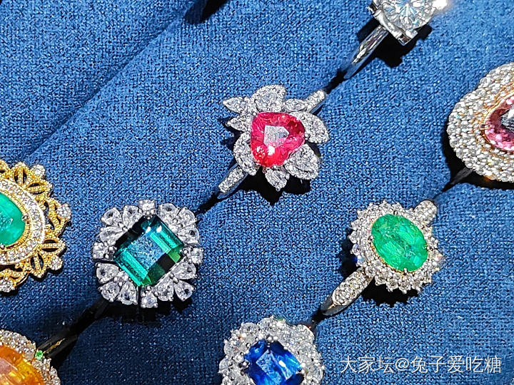 迷失在五彩炫光里_彩色宝石翡翠钻石名贵宝石