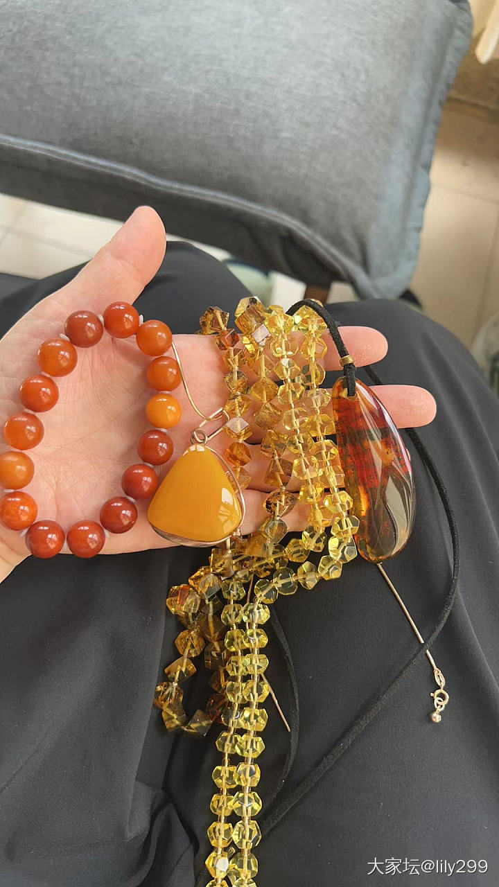 咨询 已经氧化了7-8年的这样的蜜蜡将来还会继续走色吗？会走成啥样颜色呢_珠串蜜蜡