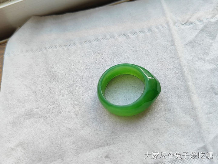 晒一只七号矿的阳绿碧玉随行戒指_碧玉