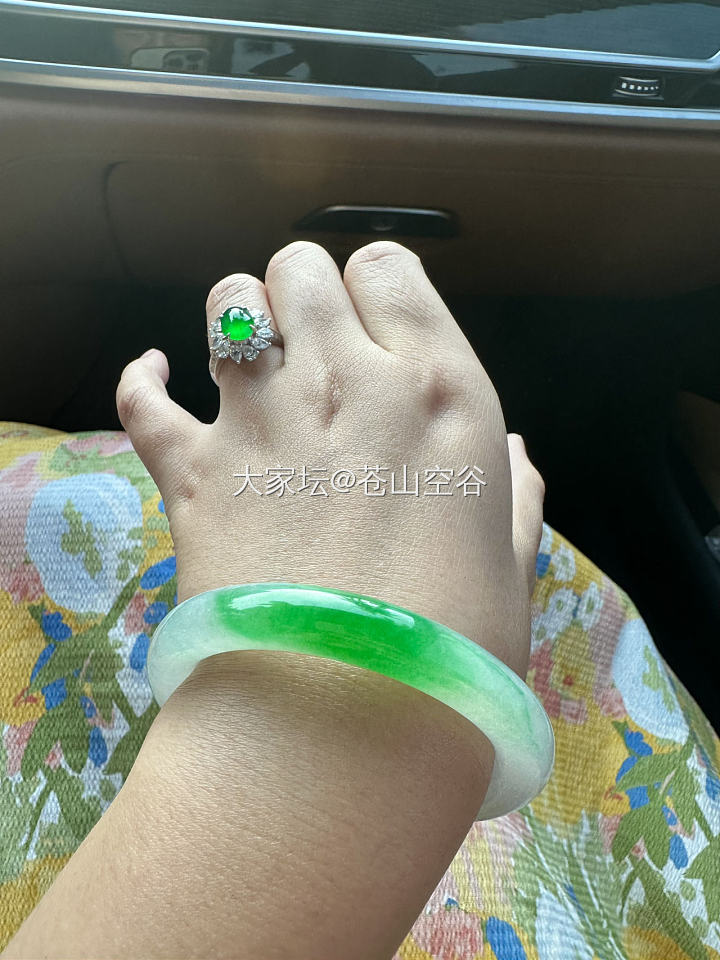 好喜欢我的镯子_手镯翡翠