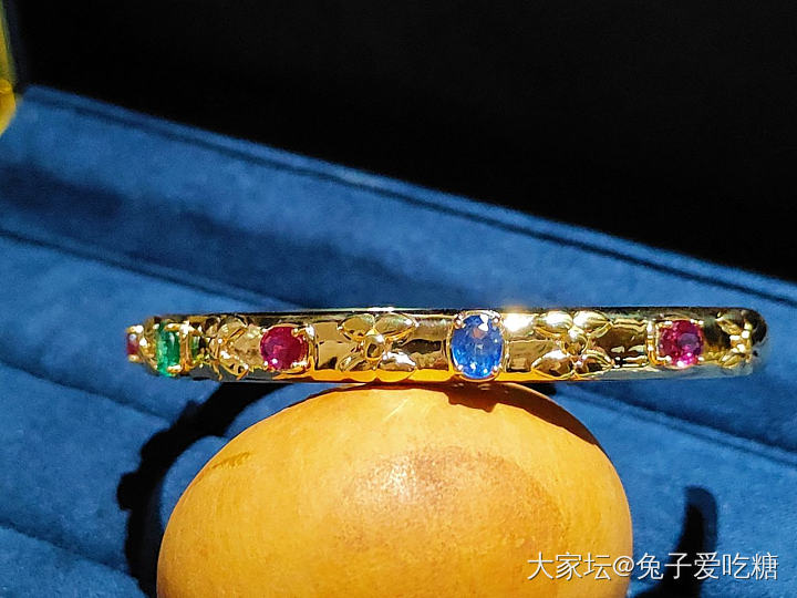 爱不释手的彩宝镯_手镯彩色宝石名贵宝石