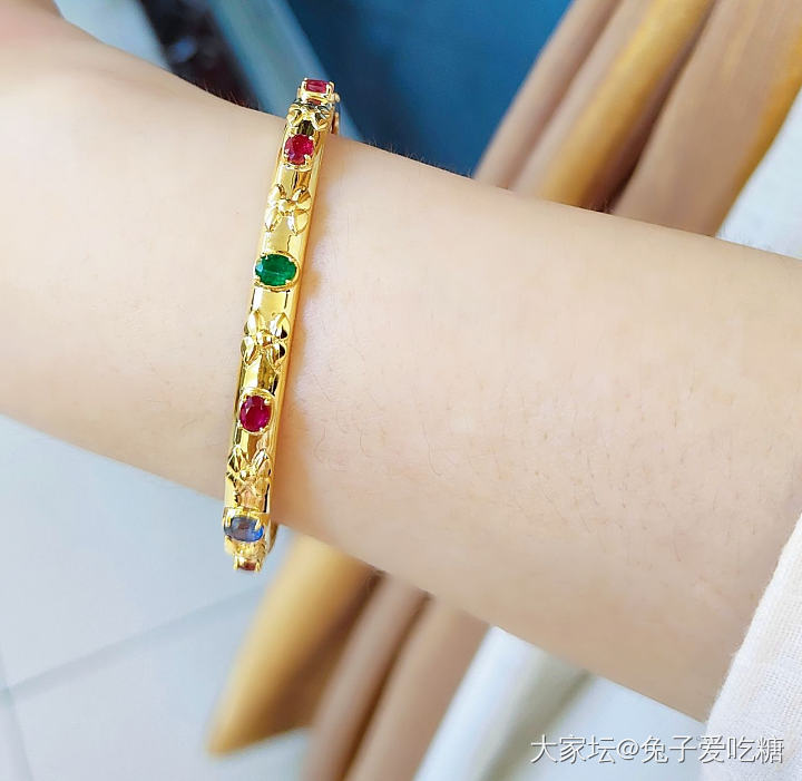 爱不释手的彩宝镯_手镯彩色宝石名贵宝石