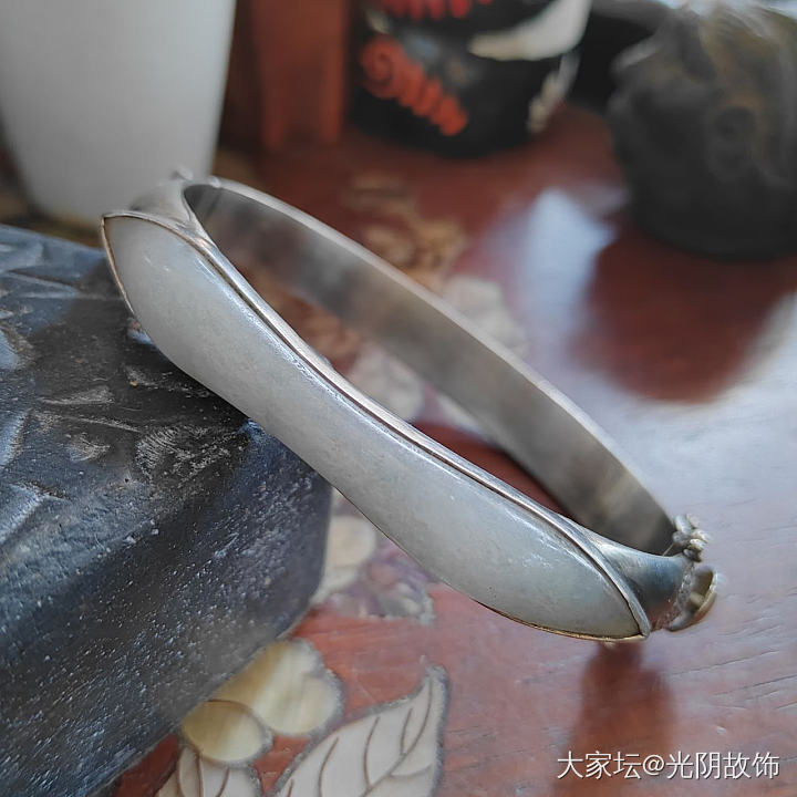 中国风老翡翠发簪镶银梅花按扣开口手镯，老物新做。_手镯
